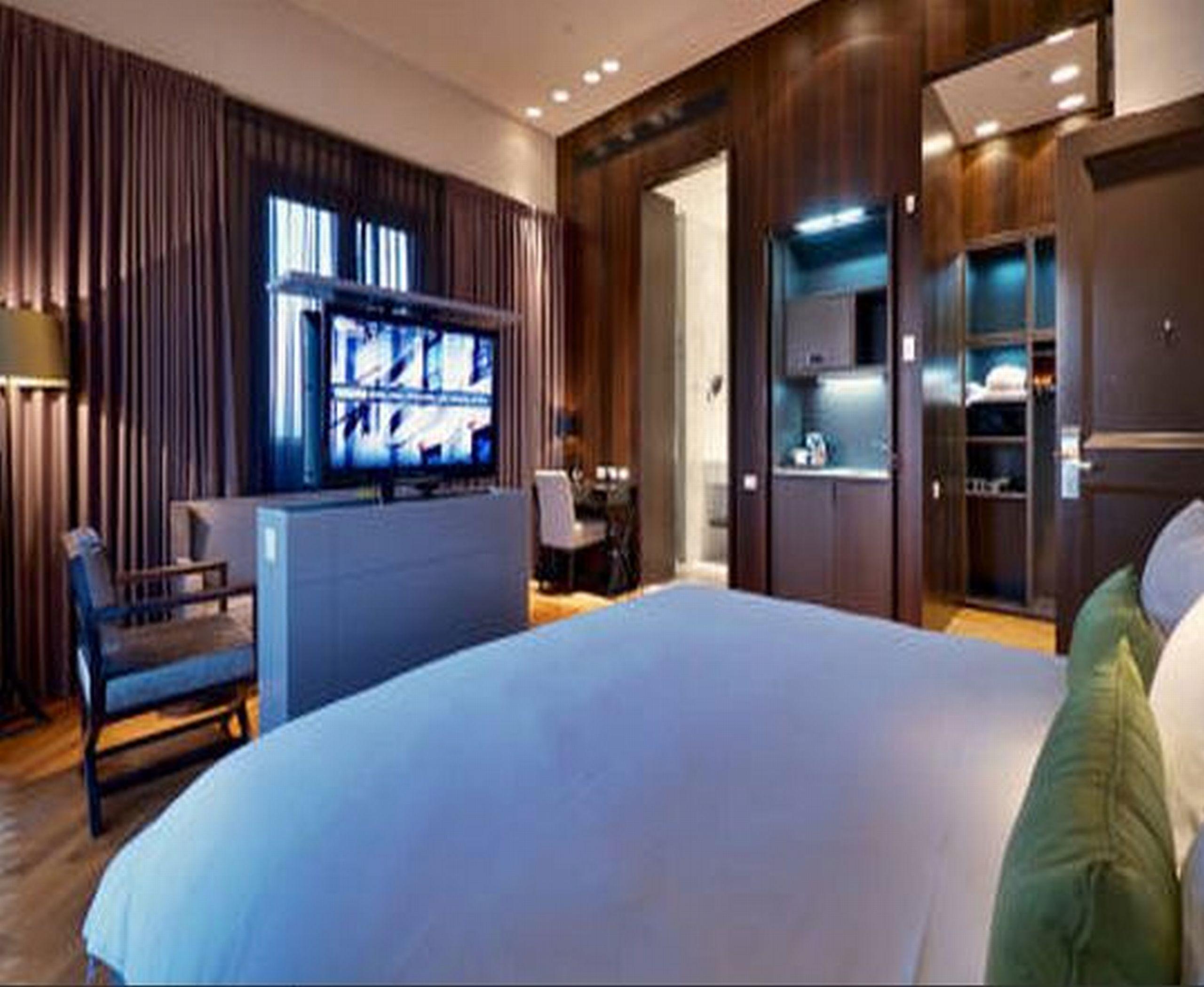 Hotel Indigo Tel Aviv - Diamond District By Ihg Giv'atayim Eksteriør bilde A bedroom at the Mandarin Oriental, Hong Kong