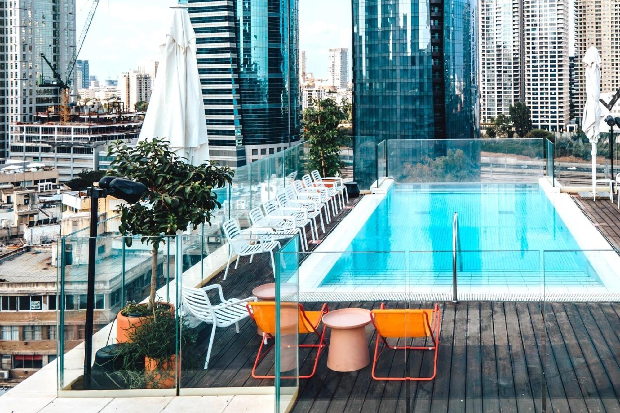 Hotel Indigo Tel Aviv - Diamond District By Ihg Giv'atayim Eksteriør bilde The rooftop pool at the Hotel
