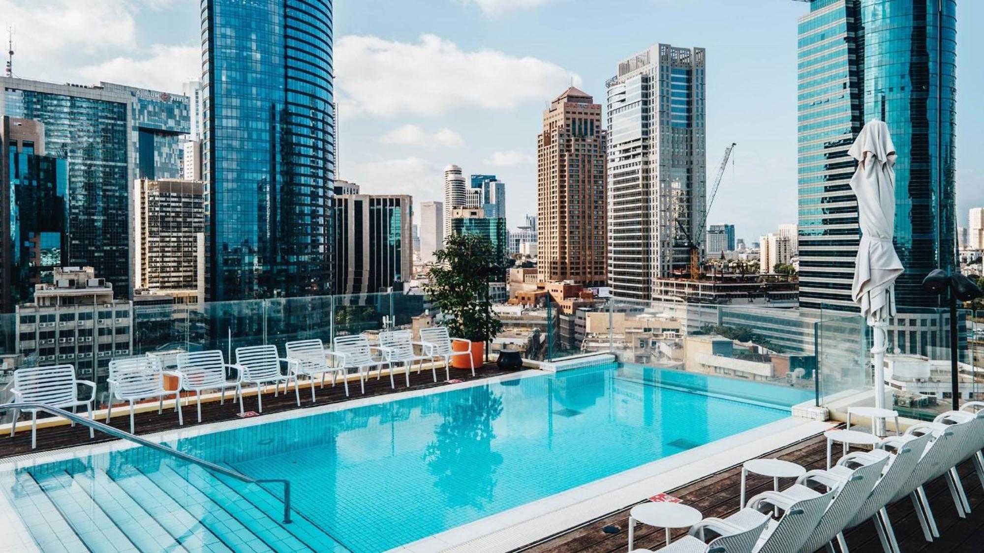 Hotel Indigo Tel Aviv - Diamond District By Ihg Giv'atayim Eksteriør bilde Rooftop pool at the hotel